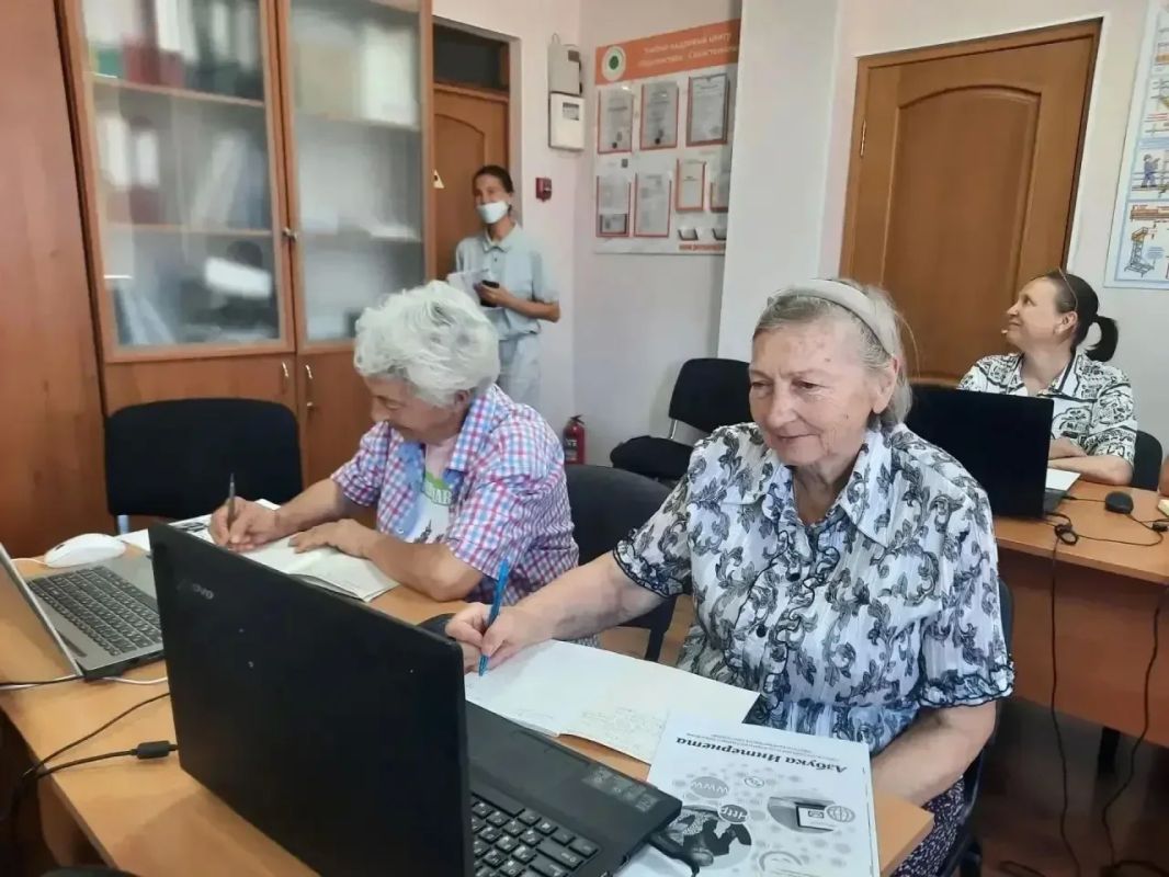 В Севастополе пенсионеров бесплатно обучают цифровой грамотности В Севастополе пенсионеров бесплатно обучают цифровой грамотности