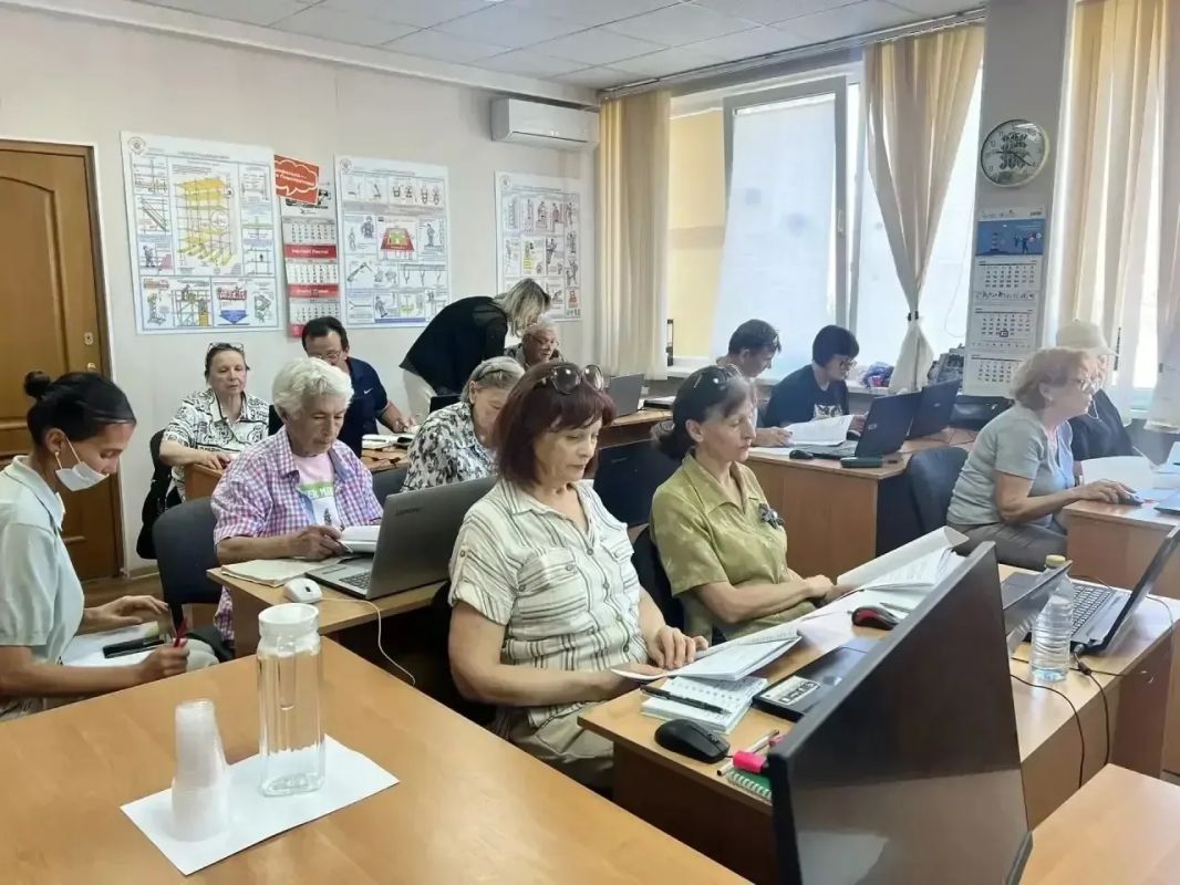 В Севастополе пенсионеров бесплатно обучают цифровой грамотности В Севастополе пенсионеров бесплатно обучают цифровой грамотности