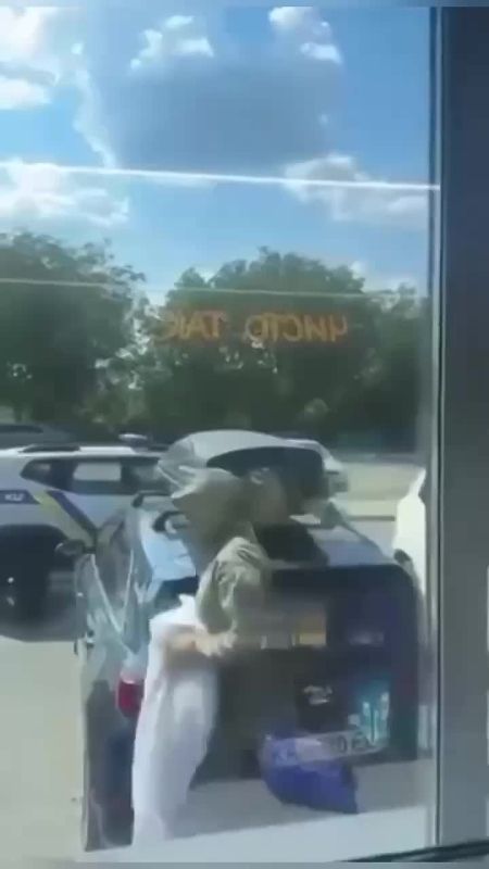 В Черкассах ТЦКшники разбили окно в машине очередного "добровольца", обрызгали перцовым спреем прохожих и уволокли жертву к себе в машину