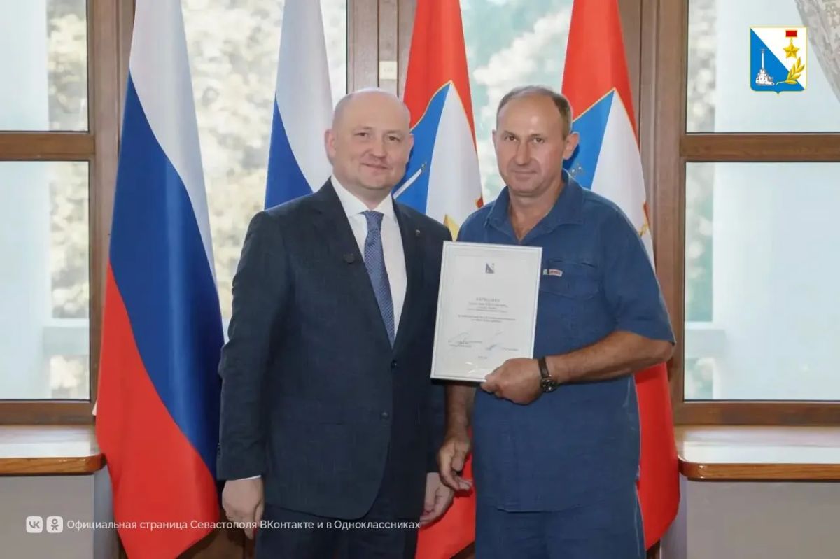 Михаил Развожаев вручил награды работникам строительной отрасли в канун профессионального праздника Михаил Развожаев вручил награды работникам строительной отрасли в канун профессионального праздника
