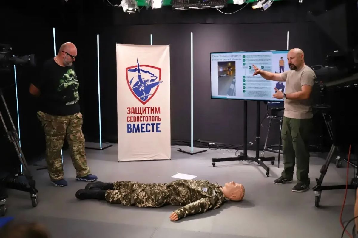 Коллектив телеканала «СТВ» прошёл курс первой помощи в рамках инициативы «Защитим Севастополь вместе» Мастер-класс провели инструктор по первой помощи и тактической медицине Денис Толмачёв и депутат Законодательного собрания... Коллектив телеканала «СТВ» прошёл курс первой помощи в рамках инициативы «Защитим Севастополь вместе» Мастер-класс провели инструктор по первой помощи и тактической медицине Денис Толмачёв и депутат Законодательного собрания...