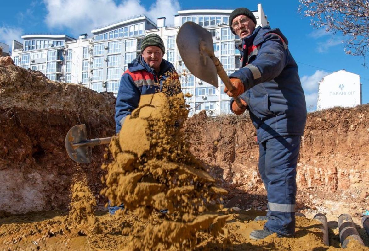 Уважаемые строители, коллеги, друзья! Поздравляю профессиональным праздником – Днем строителя! Уважаемые строители, коллеги, друзья! Поздравляю профессиональным праздником – Днем строителя!