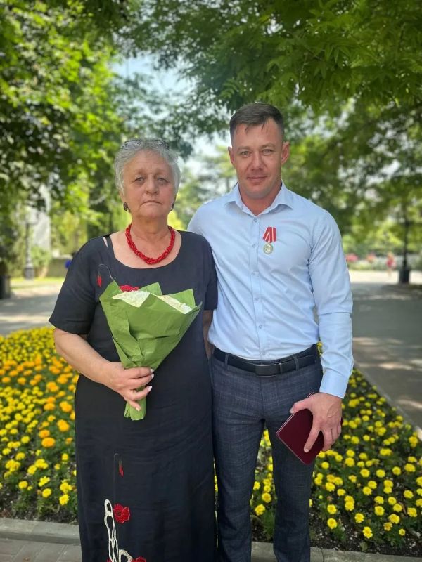 Денис Николаевич Лобко занимает пост заведующего хирургическим отделением Городской больницы № 4 и носит почетное звание заслуженного врача Севастополя Денис Николаевич Лобко занимает пост заведующего хирургическим отделением Городской больницы № 4 и носит почетное звание заслуженного врача Севастополя