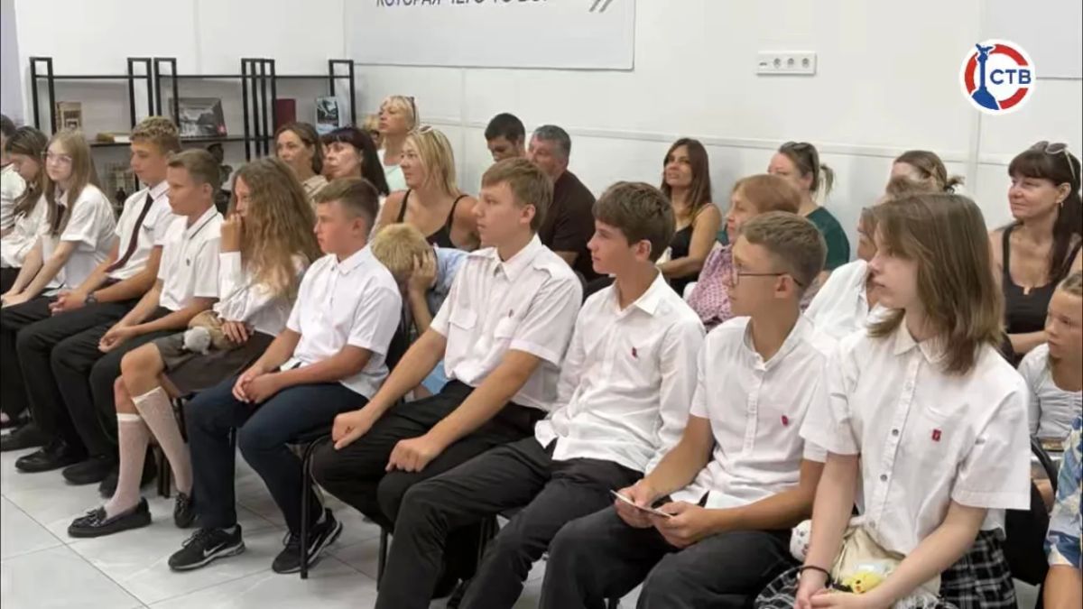 В Севастополе 14 школьникам вручили первые паспорта В Штабе общественной поддержки состоялась церемония вручения паспортов 14-летним школьникам. Ее приурочили ко Дню воинской славы России – 9 августа, Дню окончания... В Севастополе 14 школьникам вручили первые паспорта В Штабе общественной поддержки состоялась церемония вручения паспортов 14-летним школьникам. Ее приурочили ко Дню воинской славы России – 9 августа, Дню окончания...