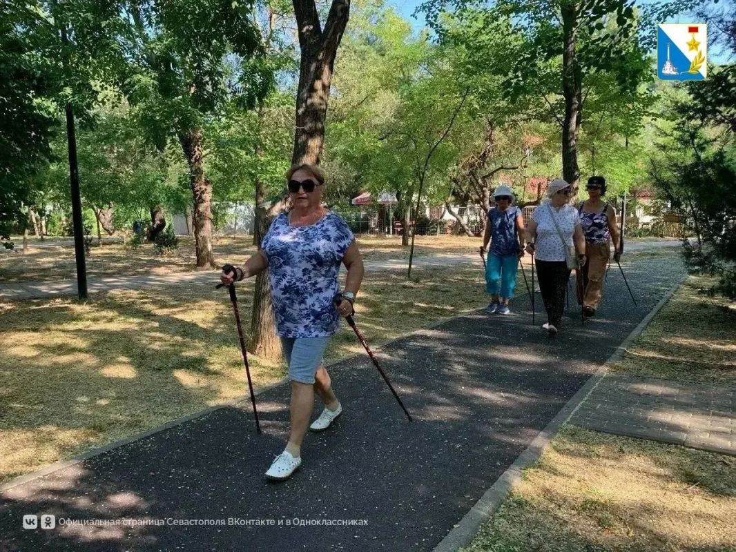 В Севастополе пенсионеров приглашают на бесплатные занятия скандинавской ходьбой В Севастополе пенсионеров приглашают на бесплатные занятия скандинавской ходьбой