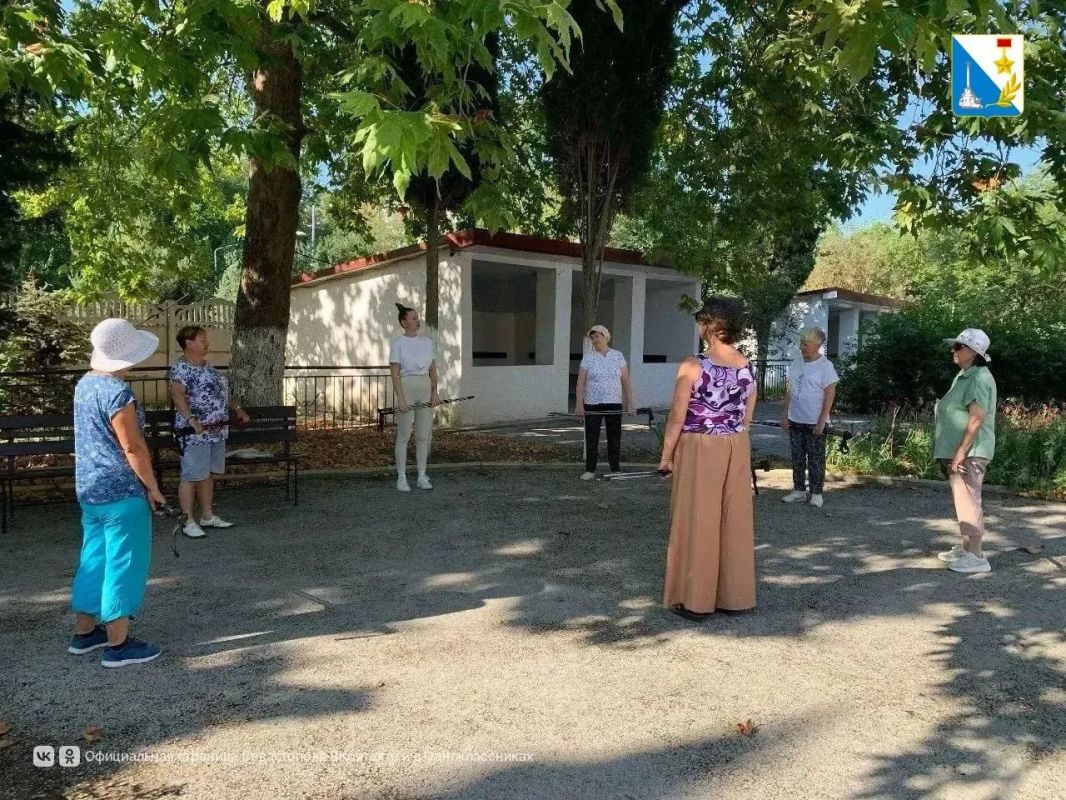 В Севастополе пенсионеров приглашают на бесплатные занятия скандинавской ходьбой В Севастополе пенсионеров приглашают на бесплатные занятия скандинавской ходьбой