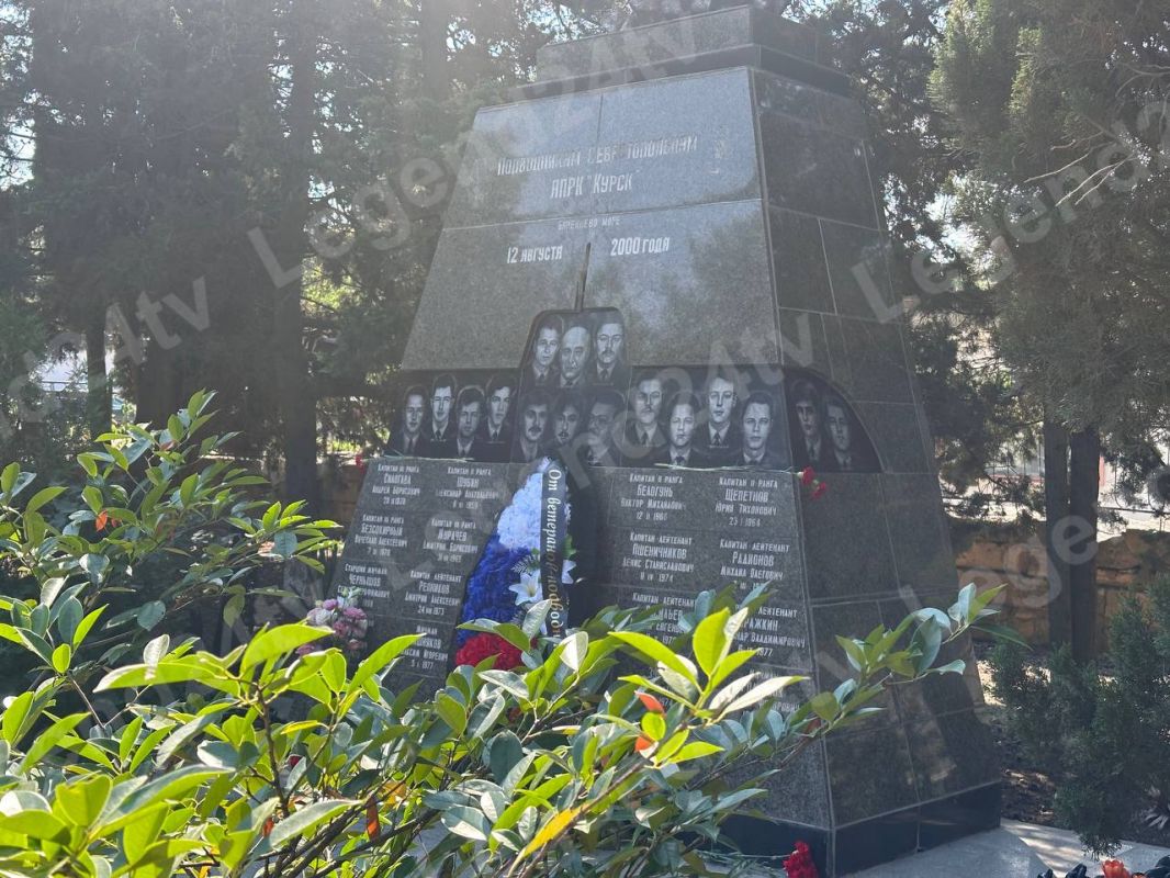 Память погибших на атомной подводной лодке «Курск» почтили в Севастополе Память погибших на атомной подводной лодке «Курск» почтили в Севастополе