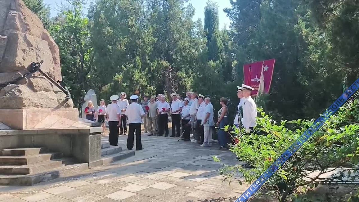 В Севастополе прошёл траурный митинг в память о гибели крейсера «Курск»