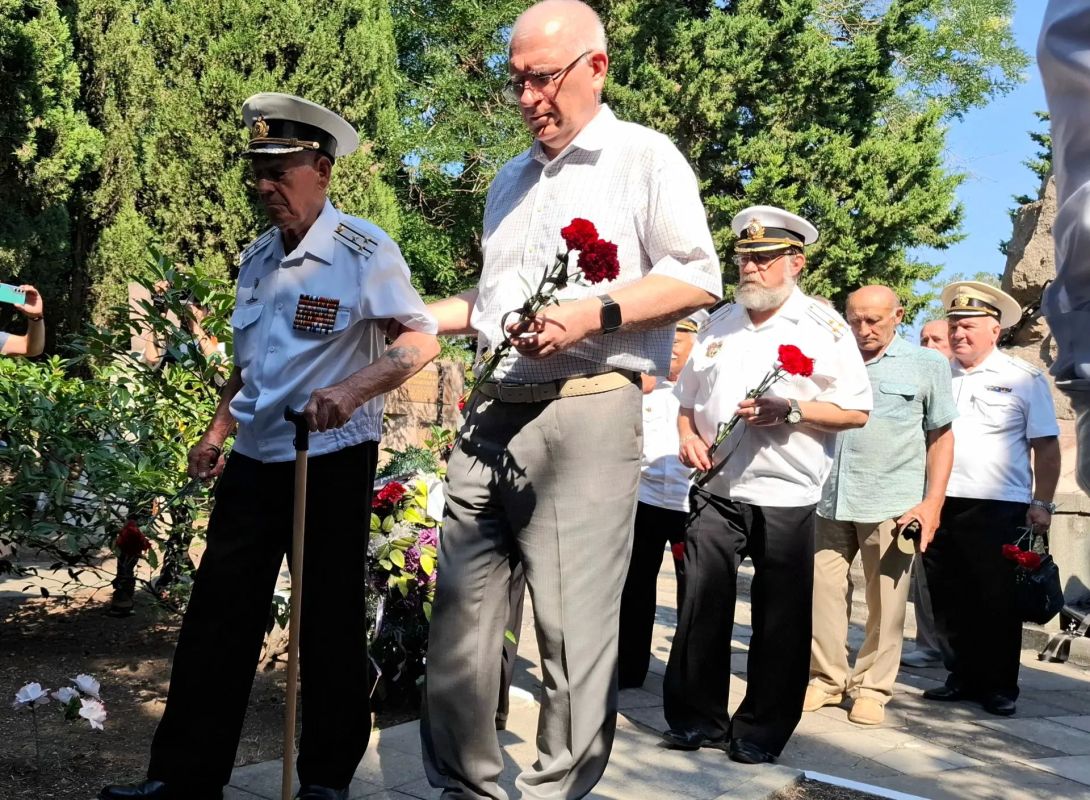 В Севастополе почтили память экипажа АПЛ «Курск» В Севастополе почтили память экипажа АПЛ «Курск»