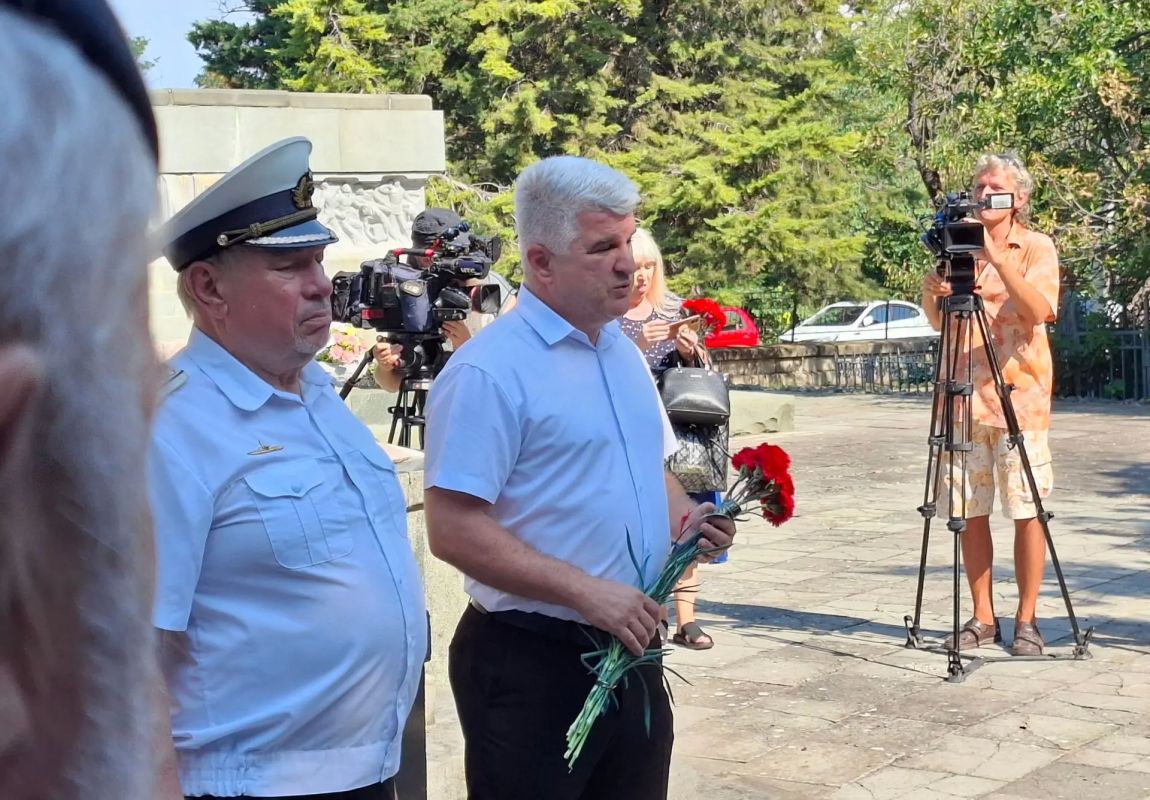 В Севастополе почтили память экипажа АПЛ «Курск» В Севастополе почтили память экипажа АПЛ «Курск»