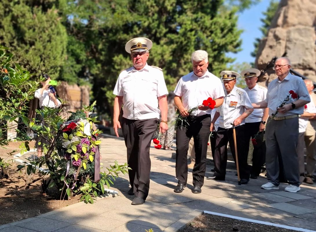 В Севастополе почтили память экипажа АПЛ «Курск» В Севастополе почтили память экипажа АПЛ «Курск»