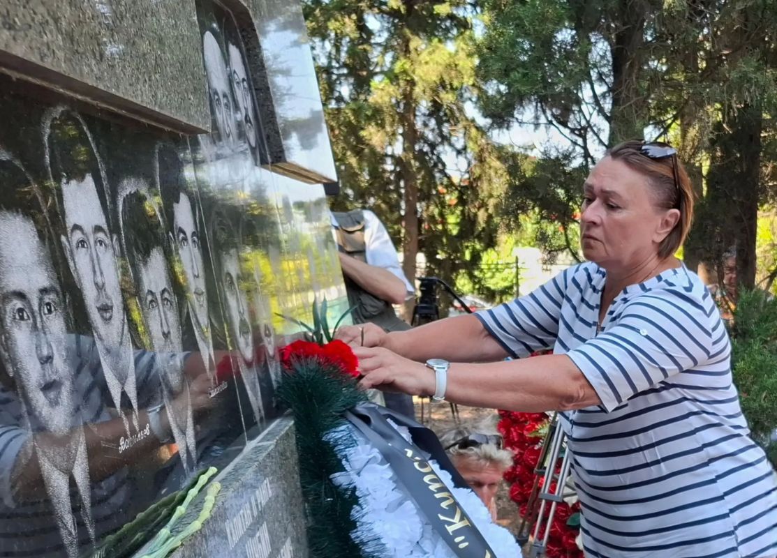 В Севастополе почтили память экипажа АПЛ «Курск» В Севастополе почтили память экипажа АПЛ «Курск»