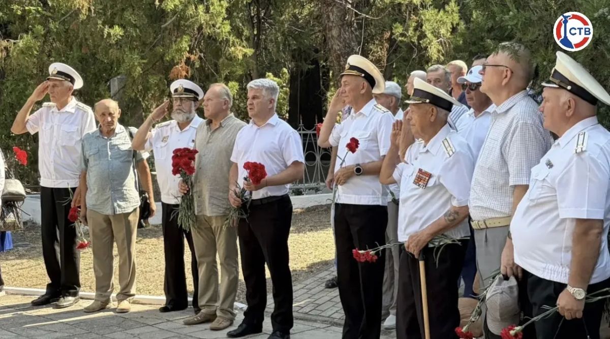 В Севастополе почтили память моряков-подводников «Курска» В Севастополе почтили память моряков-подводников «Курска»