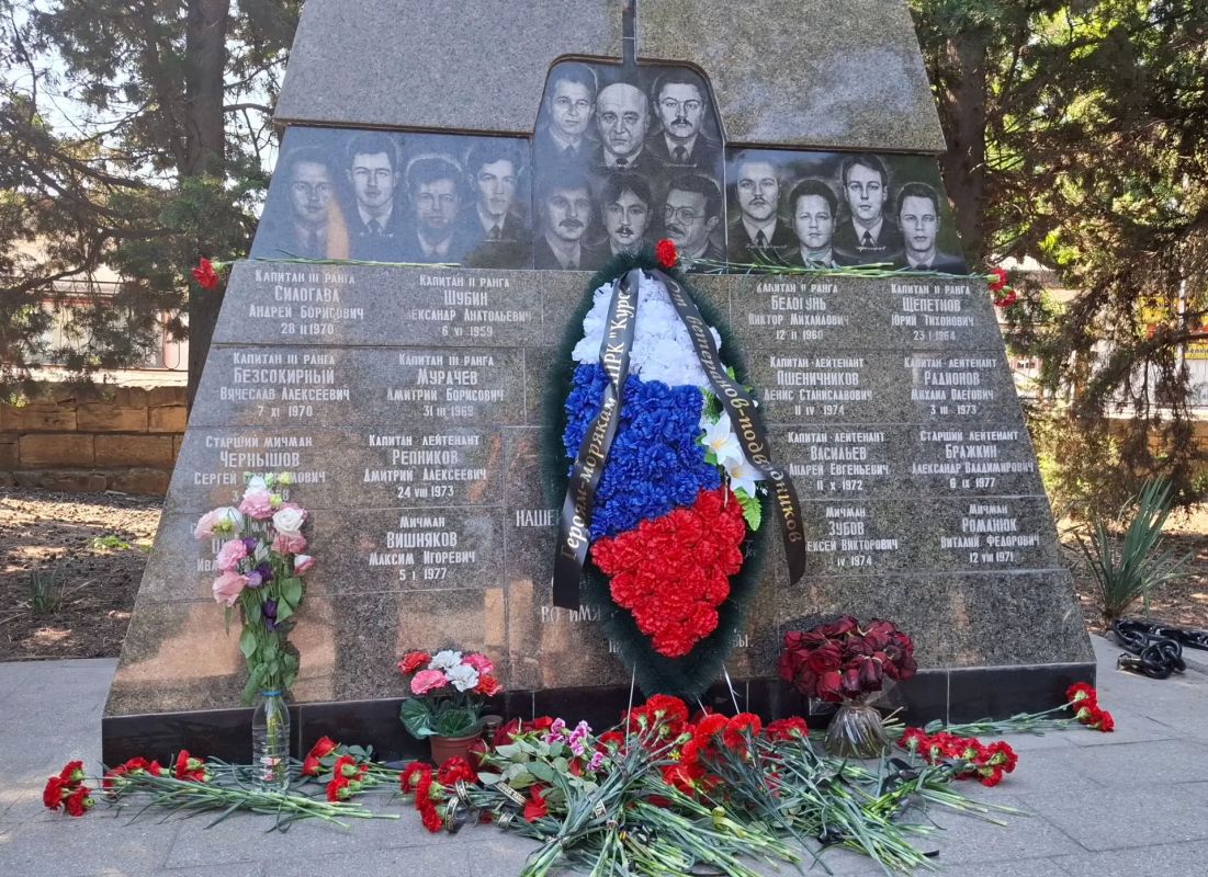 В Севастополе почтили память экипажа АПЛ «Курск» В Севастополе почтили память экипажа АПЛ «Курск»