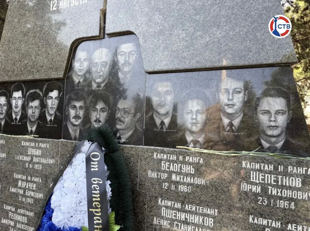 В Севастополе почтили память моряков-подводников «Курска» В Севастополе почтили память моряков-подводников «Курска»