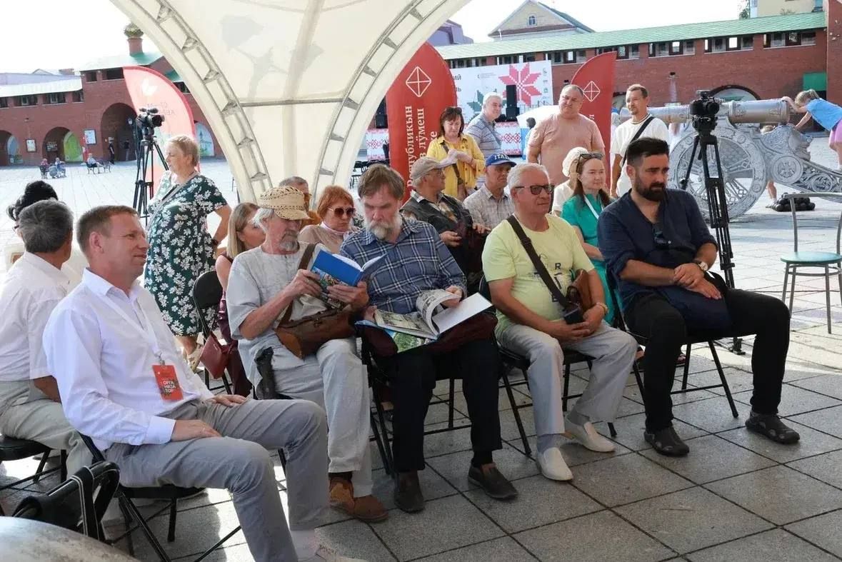 «Книга — это ощущение дома, книга — это наш русский дом» «Книга — это ощущение дома, книга — это наш русский дом»