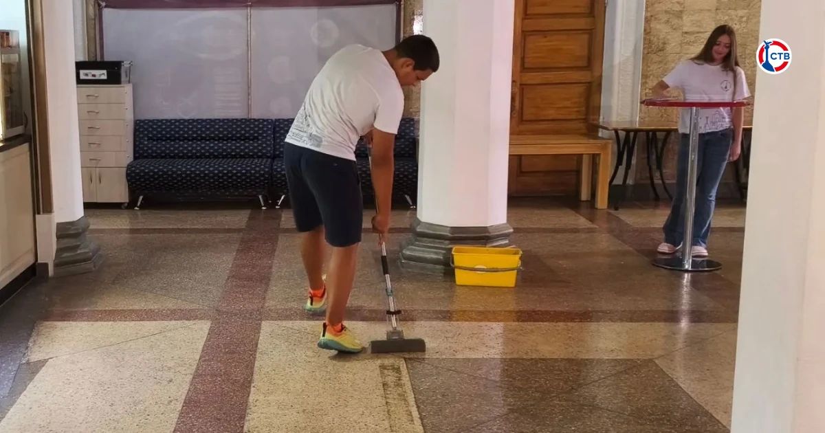 Школьные трудовые отряды помогают наводить порядок на знаковых объектах Севастополя Школьные трудовые отряды помогают наводить порядок на знаковых объектах Севастополя