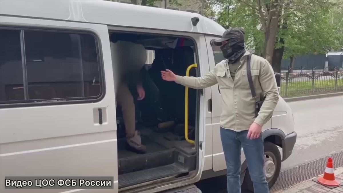 В Крыму ФСБ задержала 55-летнего местного жителя, которого подозревают в передаче украинским спецслужбам данных о военных объектах, технике и работе ПВО
