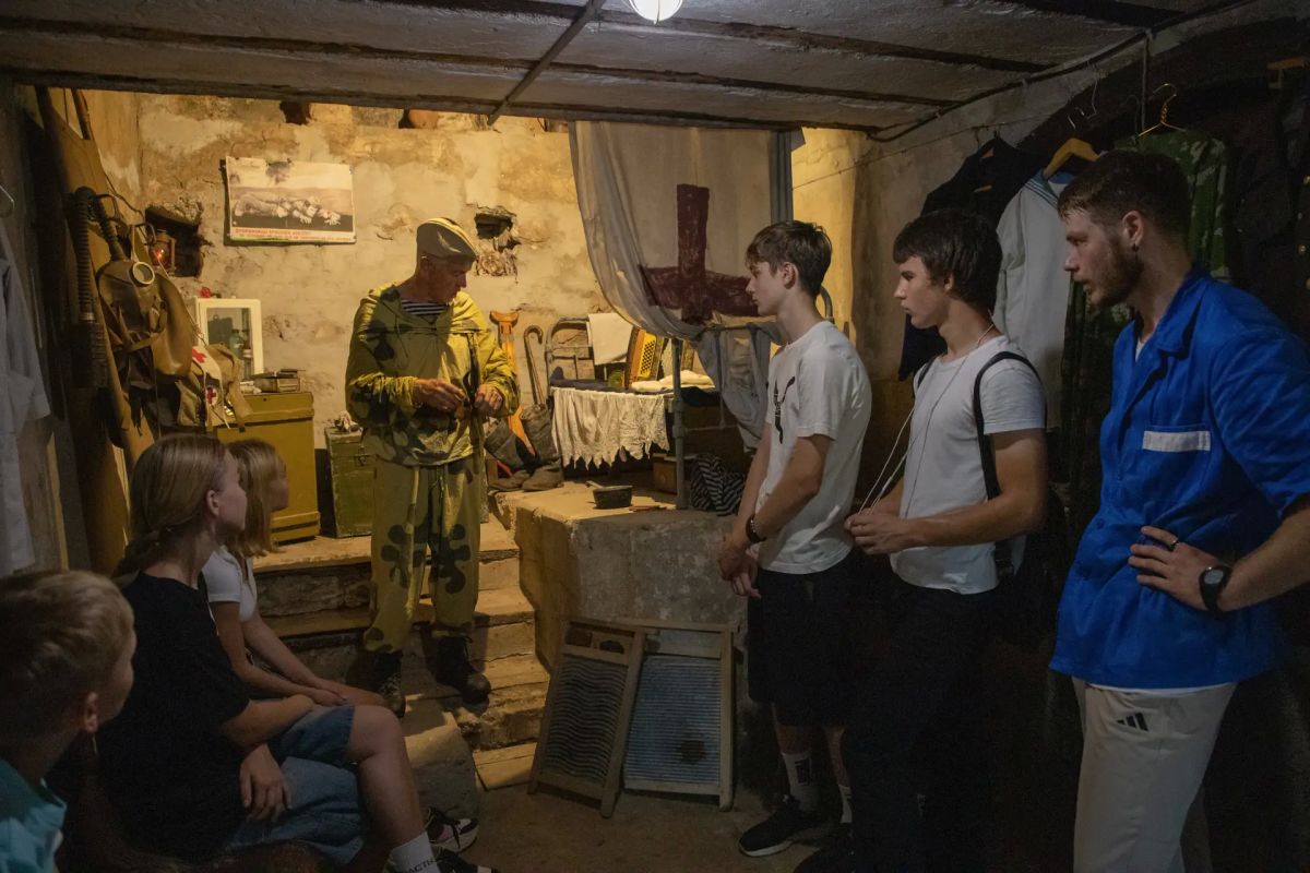 В Севастополе подшефные дети окунулись в историю родного города благодаря члену Общественного совета при УМВД России по г.Севастополю В Севастополе подшефные дети окунулись в историю родного города благодаря члену Общественного совета при УМВД России по г.Севастополю