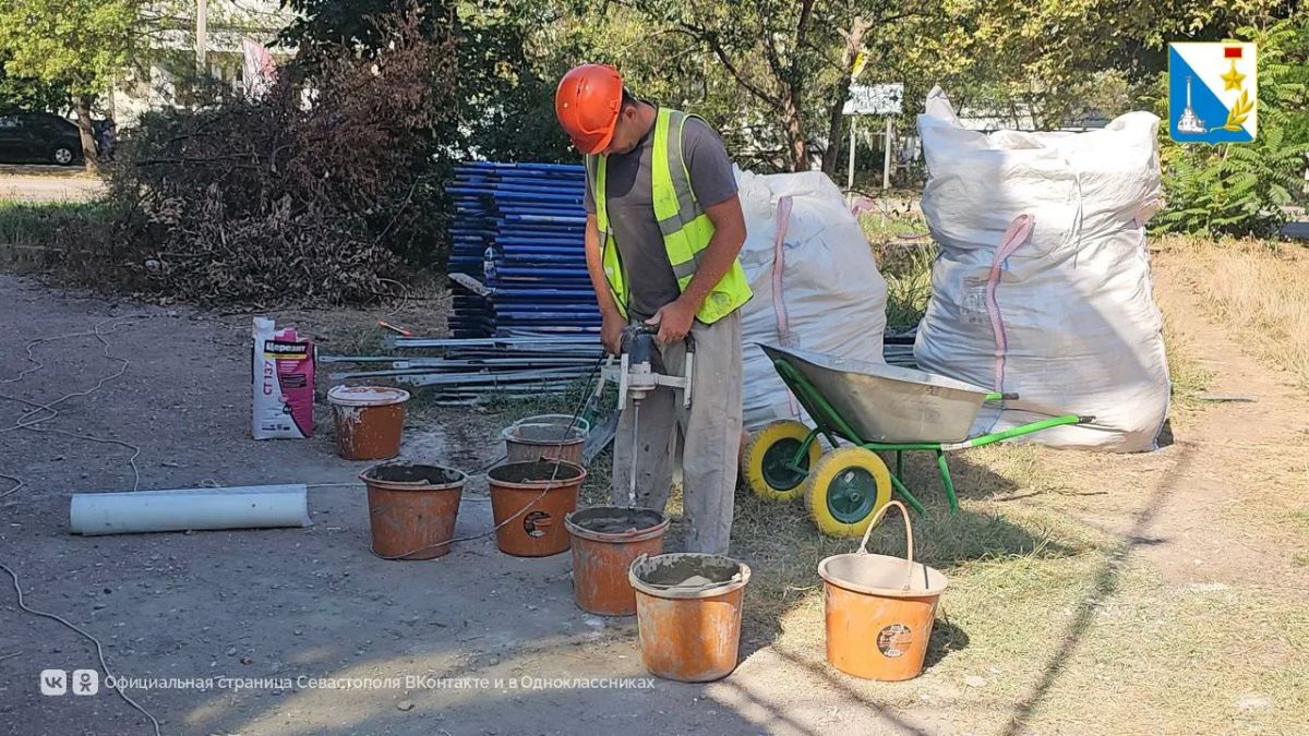 В доме на Николая Музыки ремонтируют фасад В доме на Николая Музыки ремонтируют фасад