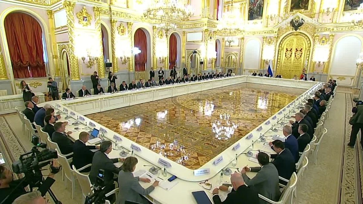 Сейчас задача – запустить новый инвестиционный цикл, дать бизнесу допвозможности вкладываться в развитие промышленности, сельского хозяйства, сферы услуг, жилищного строительства