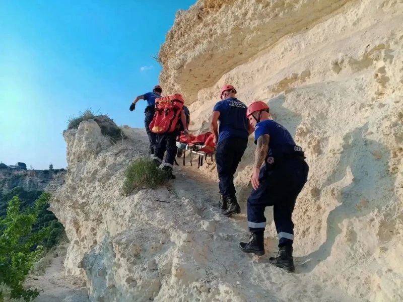Севастопольские спасатели эвакуировали девушку, сорвавшуюся с 20-метровой высоты на Фиоленте в районе пляжа «Крокодил»
