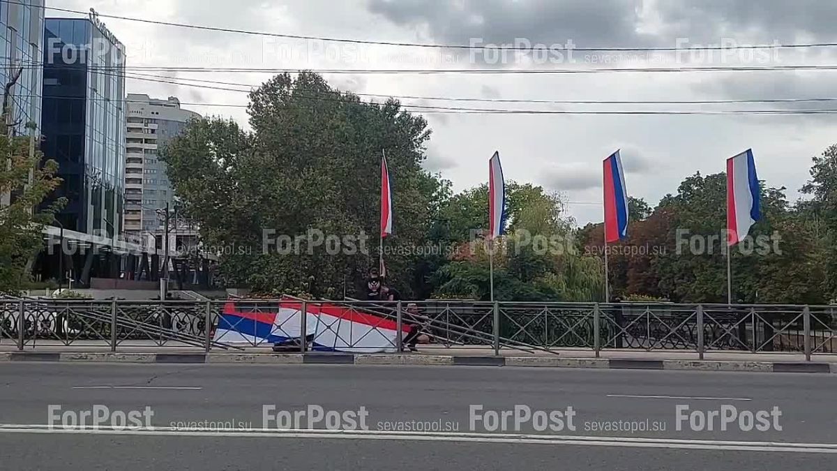 На Феодосийском мосту в Симферополе начали вывешивать триколоры ко Дню российского флага, который отмечается 22 августа