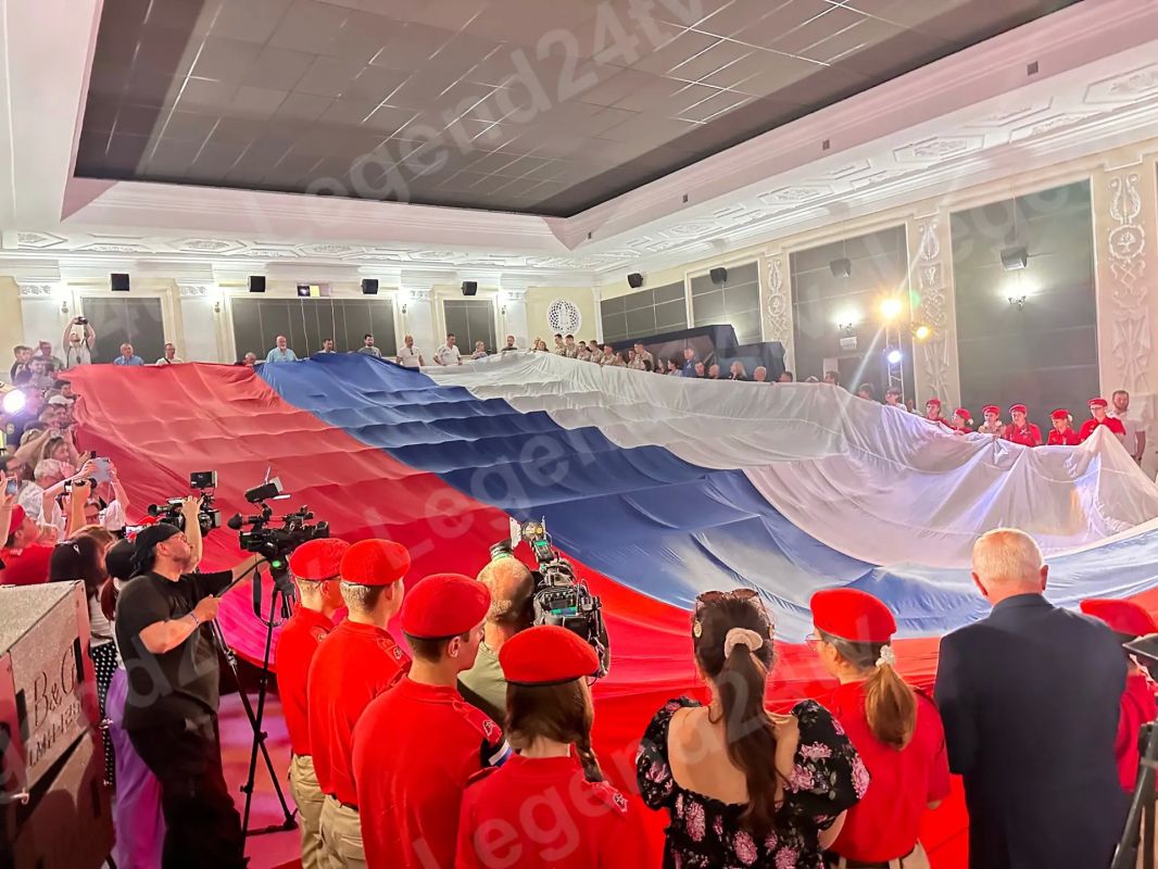 В культурно-выставочном центре на улице Ленина прошла акция «Флаг Родины» В культурно-выставочном центре на улице Ленина прошла акция «Флаг Родины»