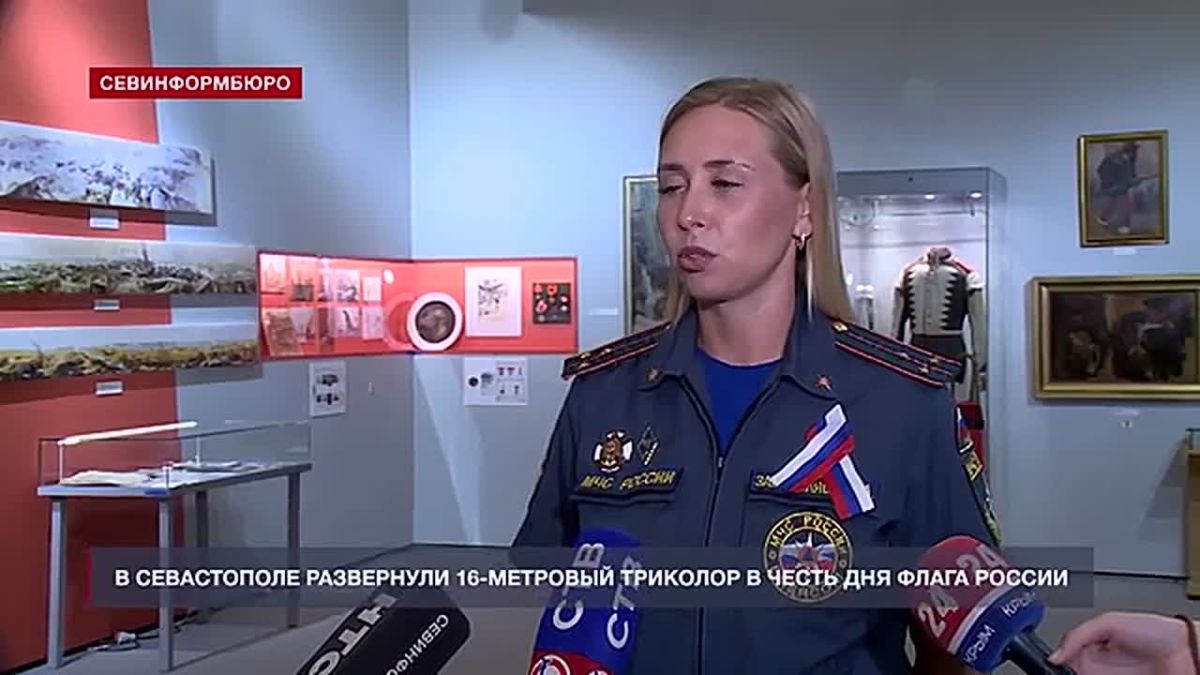 В Севастополе развернули 16-метровый триколор в честь дня Государственного флага России