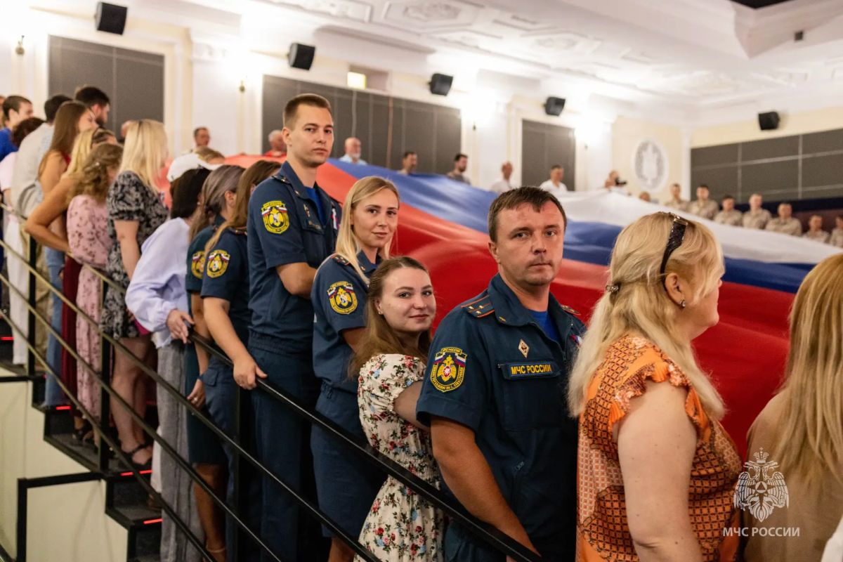 Большой триколор развернули в Севастополе в День Государственного флага России Большой триколор развернули в Севастополе в День Государственного флага России