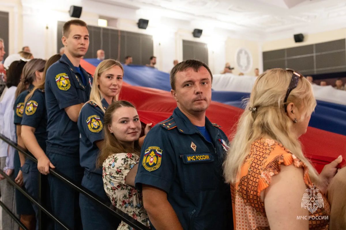 Большой триколор развернули в Севастополе в День Государственного флага России Большой триколор развернули в Севастополе в День Государственного флага России