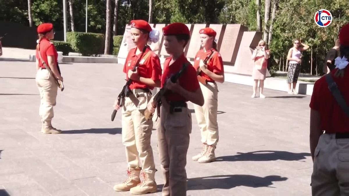 В День Государственного флага юнармейцы заступили на караул у Обелиска Славы К этому моменту ребята готовились несколько недель: отрабатывали строевые приемы и военные ритуалы, чтобы в день заступления выполнить каждый...