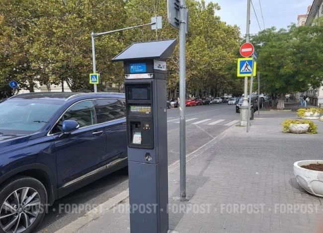Платные парковки работают в Севастополе уже не первый год, водители исправно оставляют там деньги, а нарушители — ещё и платят штрафы