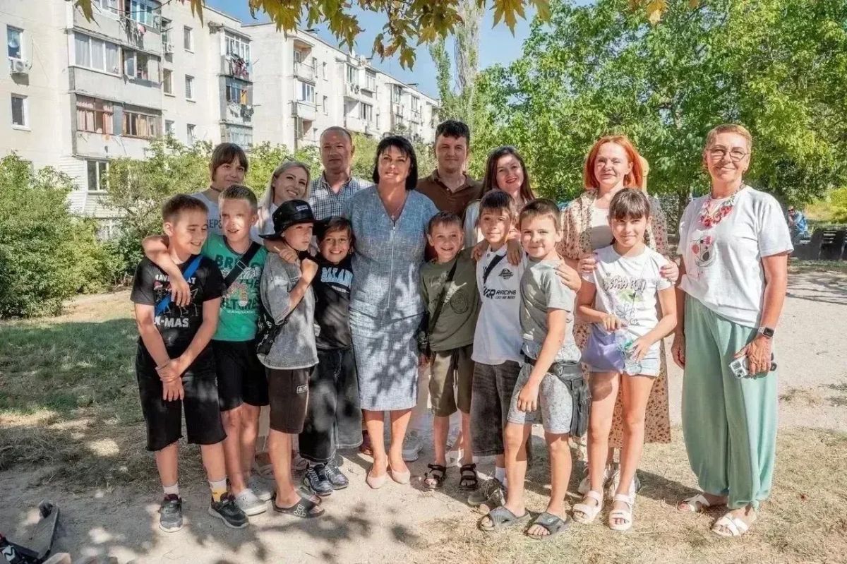 Татьяна Лобач:. «Мамы лучше знают, какой должна быть удобная и безопасная детская площадка» Жители дома на Боцманской, 5 обратились к депутату Госдумы от «Единой России» Татьяне Лобач из-за аварийной подпорной стены... Татьяна Лобач:. «Мамы лучше знают, какой должна быть удобная и безопасная детская площадка» Жители дома на Боцманской, 5 обратились к депутату Госдумы от «Единой России» Татьяне Лобач из-за аварийной подпорной стены...