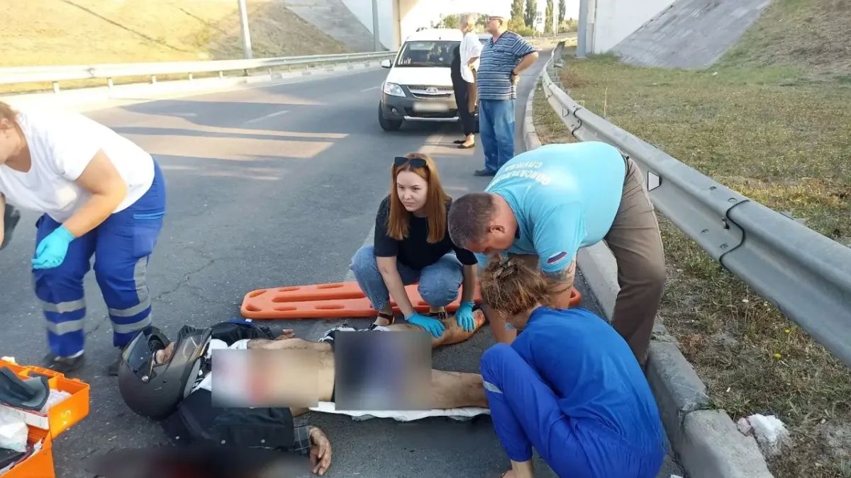 Помощь оказалась рядом. Сегодня утром сотрудники пожарно-спасательной части №11 села Павловка по пути на работу стали свидетелями последствий ДТП с мотоциклом на Балаклавском шоссе