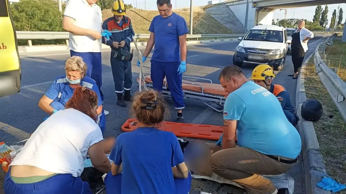 Помощь оказалась рядом. Сегодня утром сотрудники пожарно-спасательной части №11 села Павловка по пути на работу стали свидетелями последствий ДТП с мотоциклом на Балаклавском шоссе Помощь оказалась рядом. Сегодня утром сотрудники пожарно-спасательной части №11 села Павловка по пути на работу стали свидетелями последствий ДТП с мотоциклом на Балаклавском шоссе