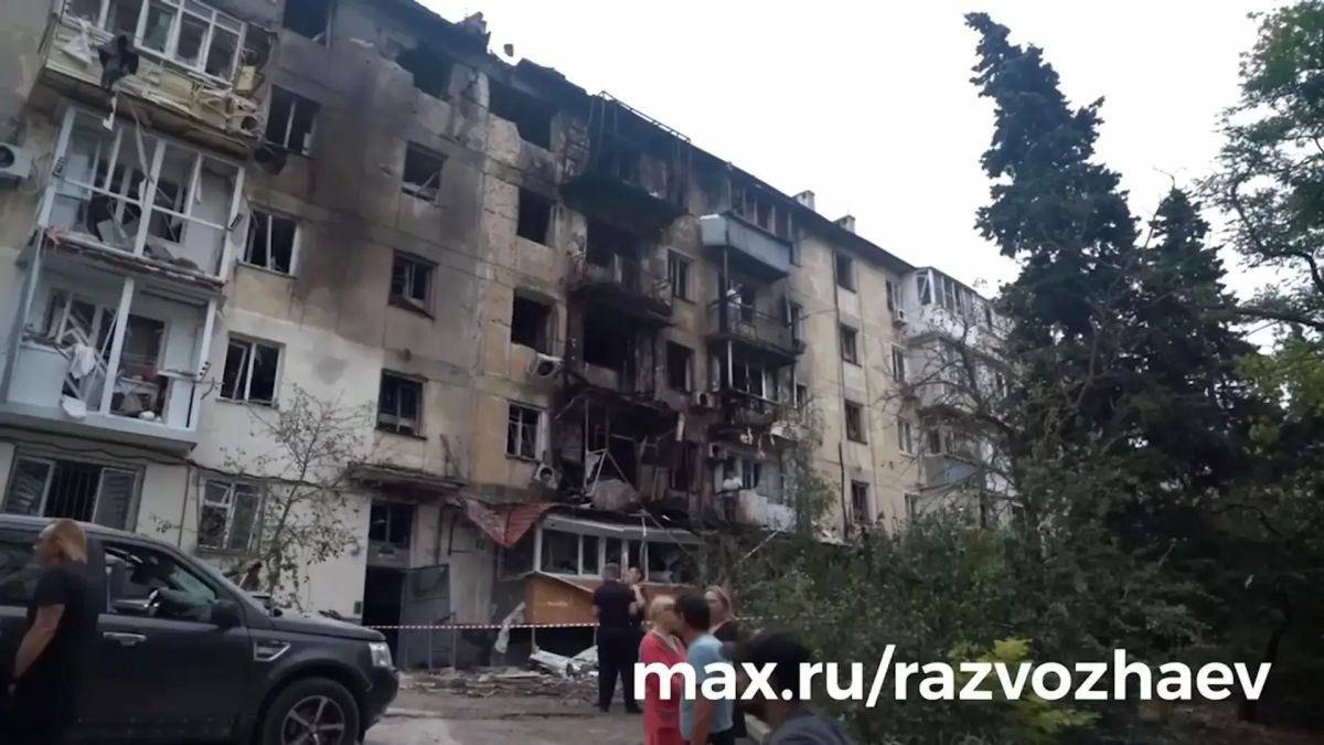 Кадры с места удара ВСУ по пятиэтажке в Севастополе Кадры с места удара ВСУ по пятиэтажке в Севастополе