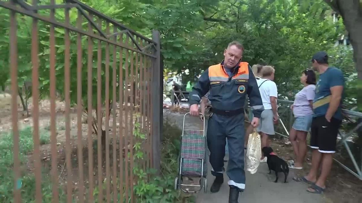 Михаил Развожаев: Наши волонтёры помогали сегодня ликвидировать последствия атаки вражеских беспилотников на улице Героев Подводников