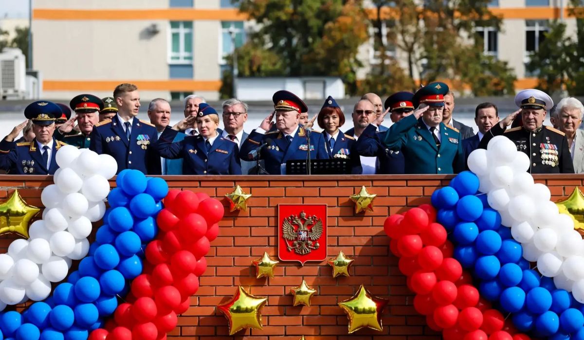 Офицеры СК России, обучающиеся ведомственных академий, кадетских корпусов и профильных классов отметили День знаний Офицеры СК России, обучающиеся ведомственных академий, кадетских корпусов и профильных классов отметили День знаний
