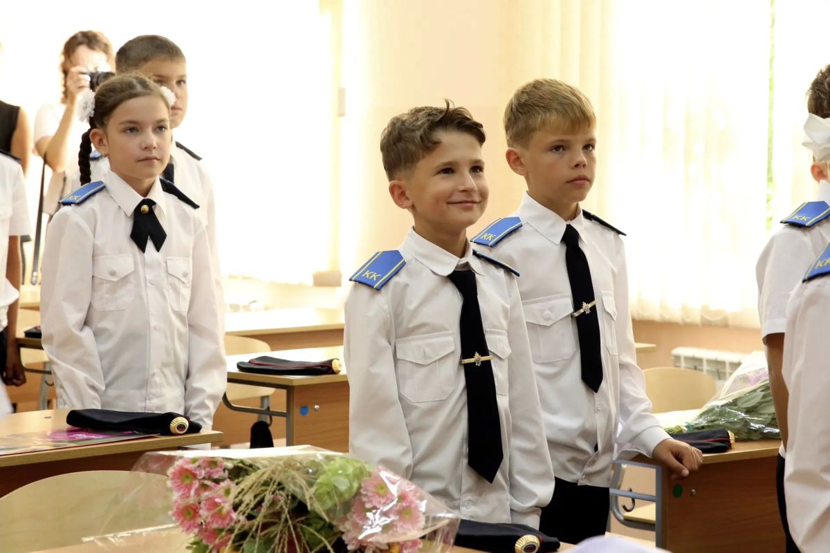 Следователи СК России поздравили воспитанников ведомственных кадетских классов из Симферополя с Днём знаний Следователи СК России поздравили воспитанников ведомственных кадетских классов из Симферополя с Днём знаний