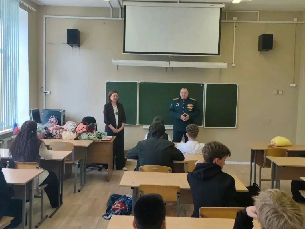 Офицеры военных следственных органов СК России поздравили кадет профильных классов с Днем знаний Офицеры военных следственных органов СК России поздравили кадет профильных классов с Днем знаний
