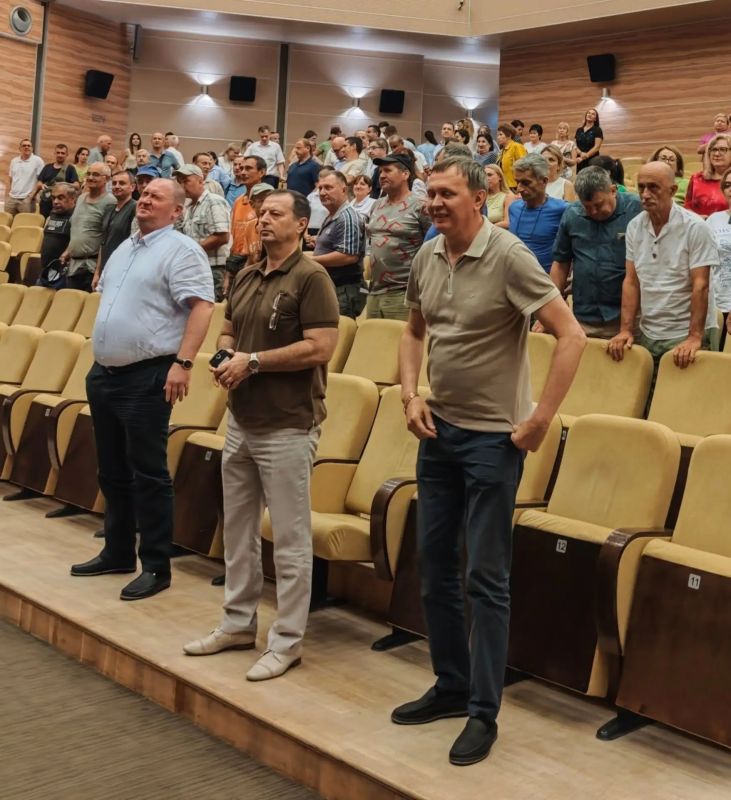 Константин Затулин встретился с коллективом Оздоровительного комплекса «Дагомыс» Константин Затулин встретился с коллективом Оздоровительного комплекса «Дагомыс»