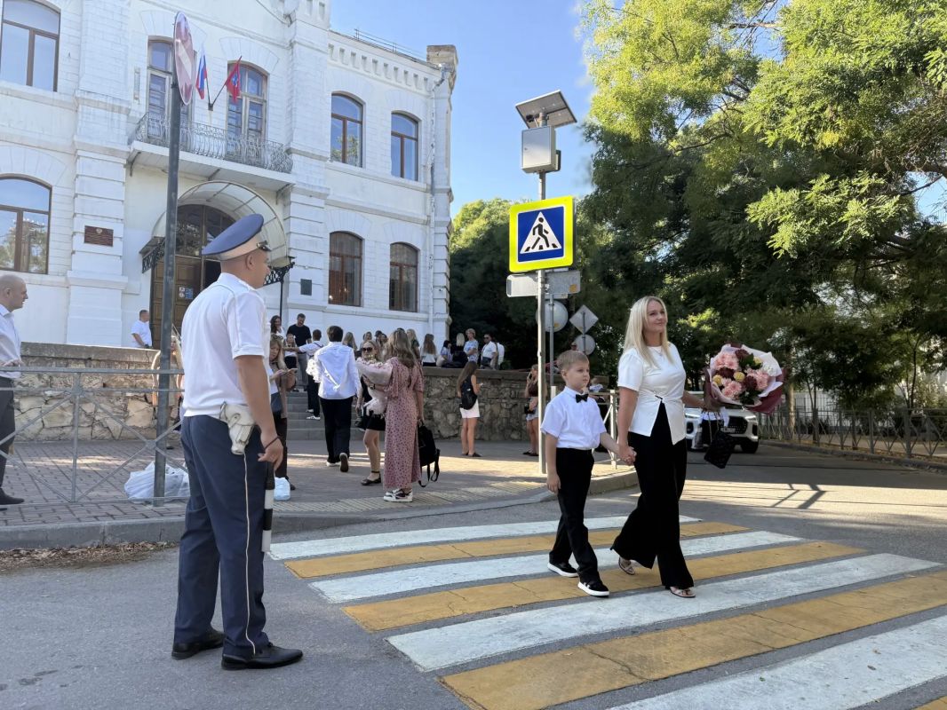 В День знаний сотрудники севастопольской Госавтоинспекции обеспечили безопасность детей вблизи школ города В День знаний сотрудники севастопольской Госавтоинспекции обеспечили безопасность детей вблизи школ города