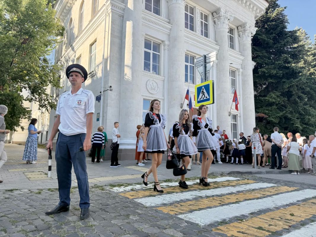 В День знаний сотрудники севастопольской Госавтоинспекции обеспечили безопасность детей вблизи школ города В День знаний сотрудники севастопольской Госавтоинспекции обеспечили безопасность детей вблизи школ города