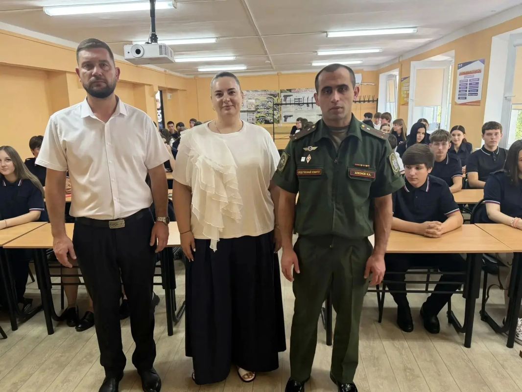 Офицеры военных следственных органов СК России поздравили кадет профильных классов с Днем знаний Офицеры военных следственных органов СК России поздравили кадет профильных классов с Днем знаний