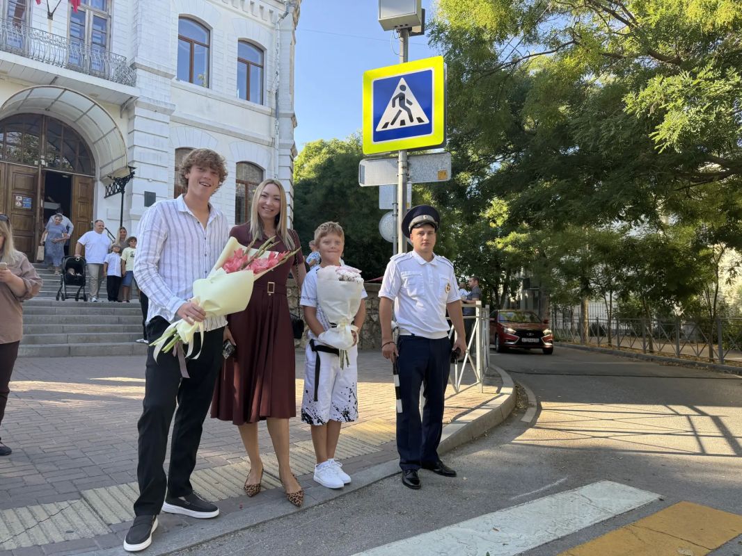 В День знаний сотрудники севастопольской Госавтоинспекции обеспечили безопасность детей вблизи школ города В День знаний сотрудники севастопольской Госавтоинспекции обеспечили безопасность детей вблизи школ города