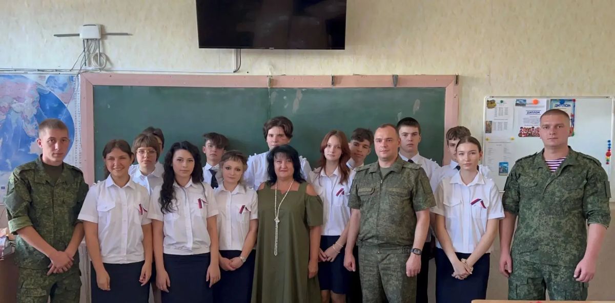 Офицеры военных следственных органов СК России поздравили кадет профильных классов с Днем знаний Офицеры военных следственных органов СК России поздравили кадет профильных классов с Днем знаний