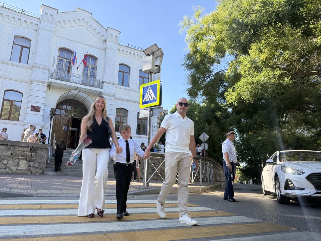 В День знаний сотрудники севастопольской Госавтоинспекции обеспечили безопасность детей вблизи школ города В День знаний сотрудники севастопольской Госавтоинспекции обеспечили безопасность детей вблизи школ города