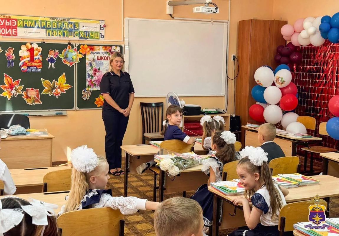 В День знаний транспортные полицейские Крыма обеспечили безопасность школьников во время торжественных линеек