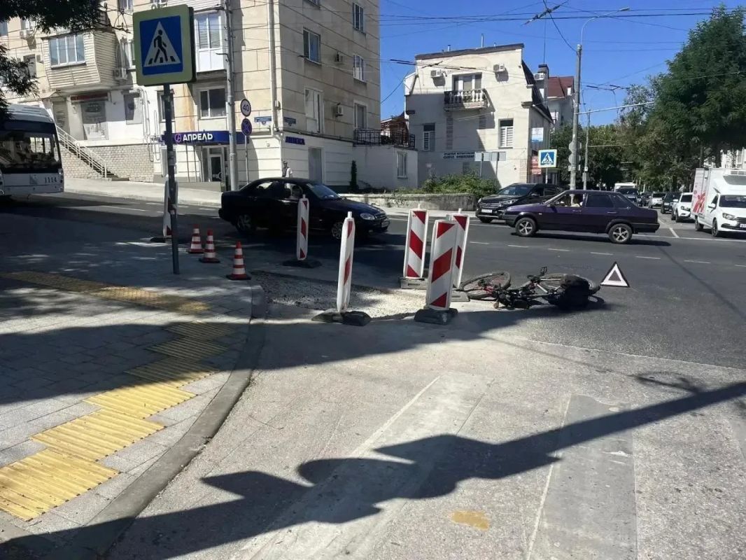 Иномарка столкнулась с велосипедистом на перекрёстке в Севастополе Иномарка столкнулась с велосипедистом на перекрёстке в Севастополе